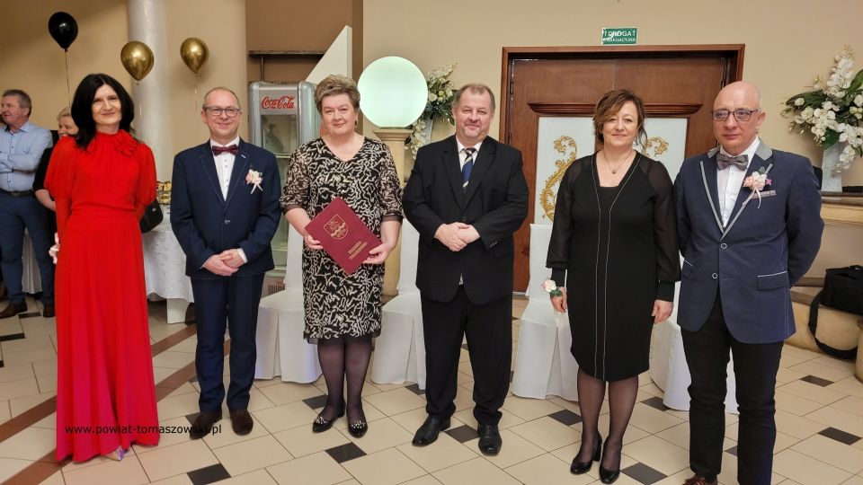 Na zdjęciu: uczestnicy studniówki uczniów klas maturalnych Zespołu Szkół Ponadpodstawowych nr 2 im. Stanisława Staszica w Tomaszowie Mazowieckim, która odbyła się w sobotę, 29 stycznia 2022 roku, w Restauracji Janosik
