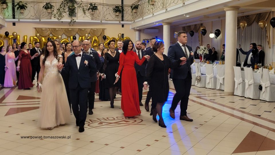 Na zdjęciu: uczestnicy studniówki uczniów klas maturalnych Zespołu Szkół Ponadpodstawowych nr 2 im. Stanisława Staszica w Tomaszowie Mazowieckim, która odbyła się w sobotę, 29 stycznia 2022 roku, w Restauracji Janosik