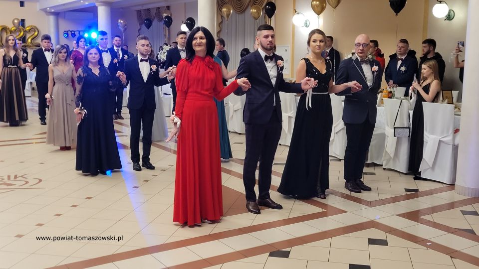 Na zdjęciu: uczestnicy studniówki uczniów klas maturalnych Zespołu Szkół Ponadpodstawowych nr 2 im. Stanisława Staszica w Tomaszowie Mazowieckim, która odbyła się w sobotę, 29 stycznia 2022 roku, w Restauracji Janosik