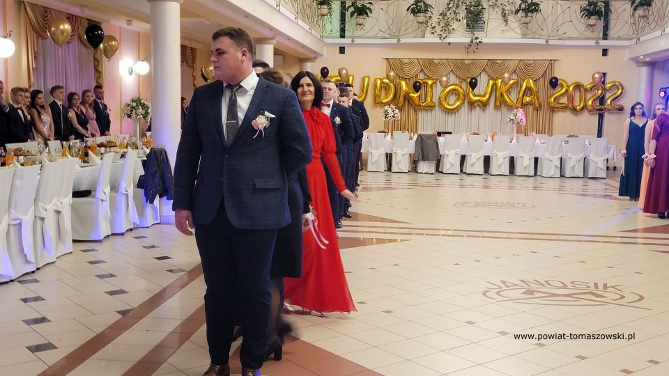 Na zdjęciu: uczestnicy studniówki uczniów klas maturalnych Zespołu Szkół Ponadpodstawowych nr 2 im. Stanisława Staszica w Tomaszowie Mazowieckim, która odbyła się w sobotę, 29 stycznia 2022 roku, w Restauracji Janosik