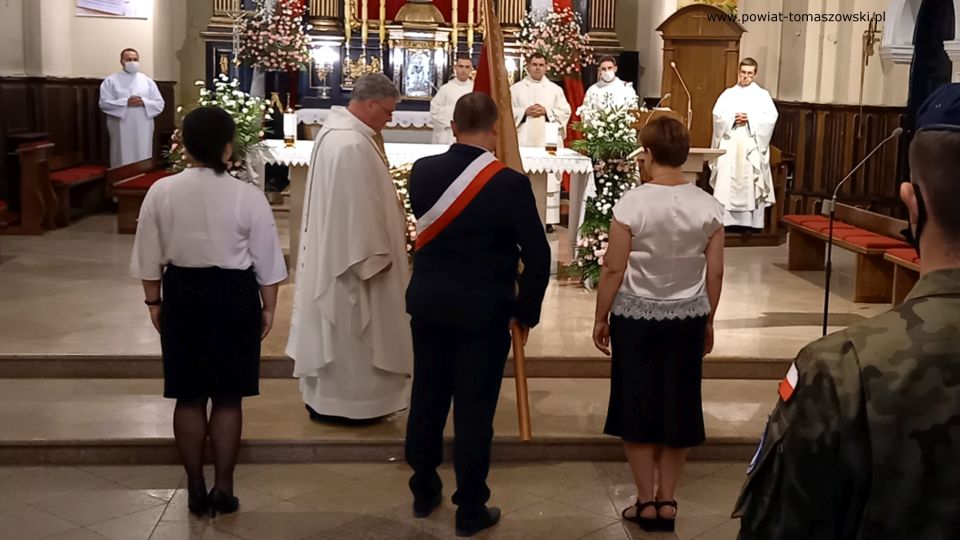 Na zdjęciu: poświęcenie nowego sztandaru Zespołu Szkół Ponadpodstawowych nr 1 im. Tadeusza Kościuszki w Tomaszowie Mazowieckim