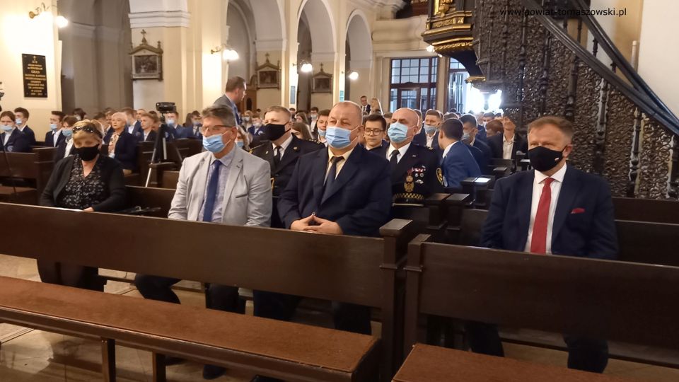 Na zdjęciu: zdjęcie z uroczystego przekazania sztandaru w Zespole Szkół Ponadpodstawowych nr 1 im. Tadeusza Kościuszki w Tomaszowie Mazowieckim