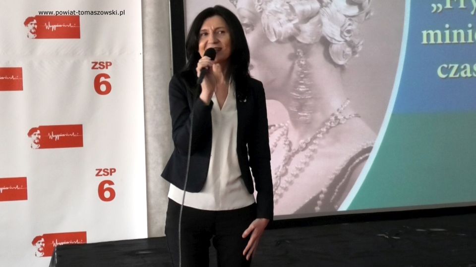 Na zdjęciu: uczestnicy uroczystości zorganizowanej na podsumowanie trzyletniego projektu prowadzonego przez Justynę Piątek pt. „Fryzury minionych czasów”, która odbyła się w piątek, 1 kwietnia 2022 roku, w ZSP nr 6 w Tomaszowie Mazowieckim