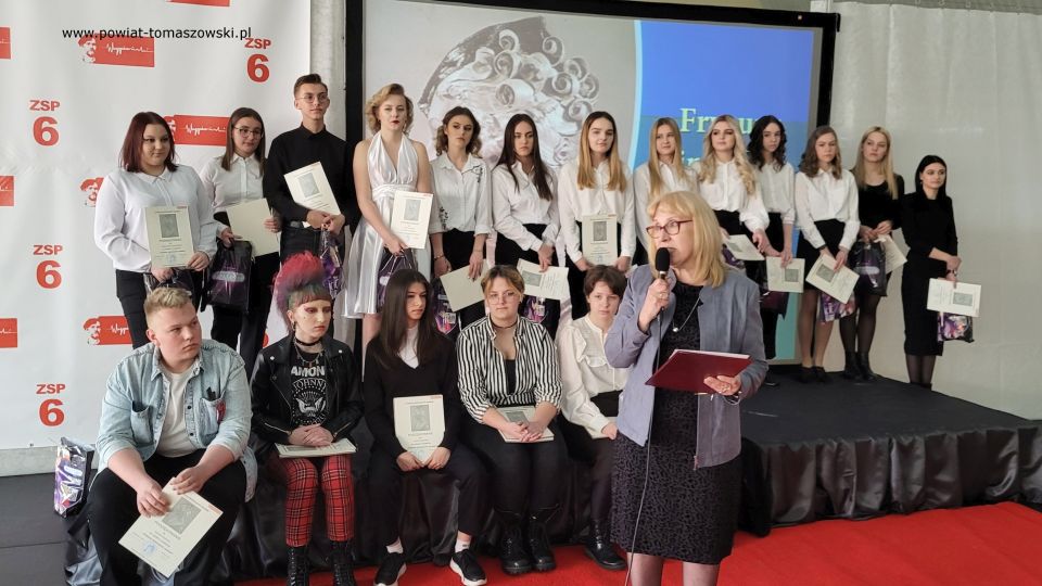 Na zdjęciu: uczestnicy uroczystości zorganizowanej na podsumowanie trzyletniego projektu prowadzonego przez Justynę Piątek pt. „Fryzury minionych czasów”, która odbyła się w piątek, 1 kwietnia 2022 roku, w ZSP nr 6 w Tomaszowie Mazowieckim