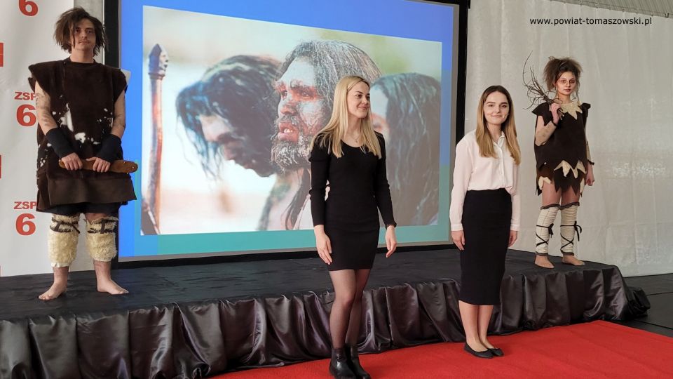 Na zdjęciu: uczestnicy uroczystości zorganizowanej na podsumowanie trzyletniego projektu prowadzonego przez Justynę Piątek pt. „Fryzury minionych czasów”, która odbyła się w piątek, 1 kwietnia 2022 roku, w ZSP nr 6 w Tomaszowie Mazowieckim