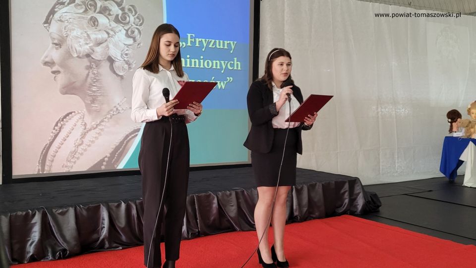 Na zdjęciu: uczestnicy uroczystości zorganizowanej na podsumowanie trzyletniego projektu prowadzonego przez Justynę Piątek pt. „Fryzury minionych czasów”, która odbyła się w piątek, 1 kwietnia 2022 roku, w ZSP nr 6 w Tomaszowie Mazowieckim