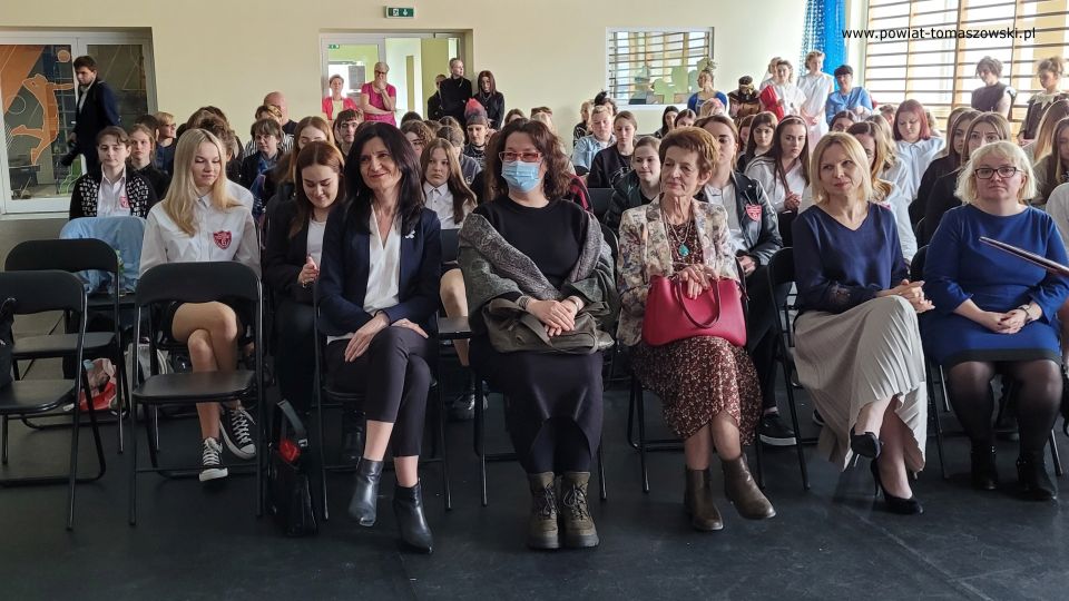 Na zdjęciu: uczestnicy uroczystości zorganizowanej na podsumowanie trzyletniego projektu prowadzonego przez Justynę Piątek pt. „Fryzury minionych czasów”, która odbyła się w piątek, 1 kwietnia 2022 roku, w ZSP nr 6 w Tomaszowie Mazowieckim