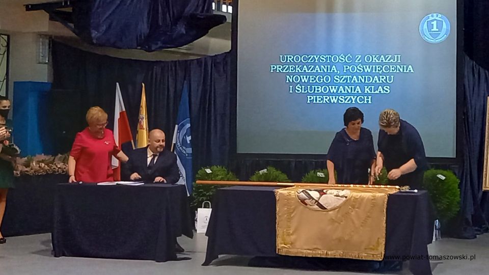 Na zdjęciu: zdjęcie z uroczystego przekazania sztandaru w Zespole Szkół Ponadpodstawowych nr 1 im. Tadeusza Kościuszki w Tomaszowie Mazowieckim