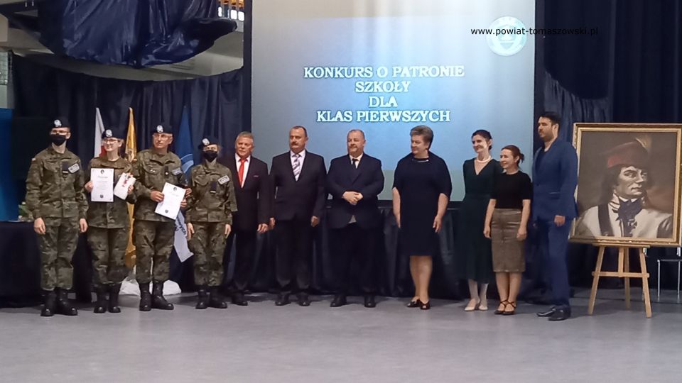 Na zdjęciu: zdjęcie z uroczystego przekazania sztandaru w Zespole Szkół Ponadpodstawowych nr 1 im. Tadeusza Kościuszki w Tomaszowie Mazowieckim