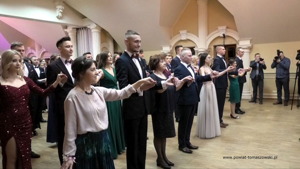 Na zdjęciu: uczestnicy studniówki uczniów klas maturalnych Zespołu Szkół Ponadpodstawowych nr 1 im. Tadeusza Kościuszki w Tomaszowie Mazowieckim, która odbyła się w sobotę, 12 lutego 2022 roku, w Hotelu Górskim w Polichnie Na zdjęciu: uczestnicy studniówki uczniów klas maturalnych Zespołu Szkół Ponadpodstawowych nr 1 im. Tadeusza Kościuszki w Tomaszowie Mazowieckim, która odbyła się w sobotę, 12 lutego 2022 roku, w Hotelu Górskim w Polichnie