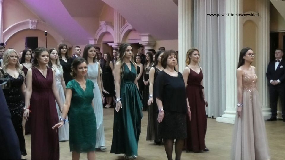 Na zdjęciu: uczestnicy studniówki uczniów klas maturalnych Zespołu Szkół Ponadpodstawowych nr 1 im. Tadeusza Kościuszki w Tomaszowie Mazowieckim, która odbyła się w sobotę, 12 lutego 2022 roku, w Hotelu Górskim w Polichnie Na zdjęciu: uczestnicy studniówki uczniów klas maturalnych Zespołu Szkół Ponadpodstawowych nr 1 im. Tadeusza Kościuszki w Tomaszowie Mazowieckim, która odbyła się w sobotę, 12 lutego 2022 roku, w Hotelu Górskim w Polichnie