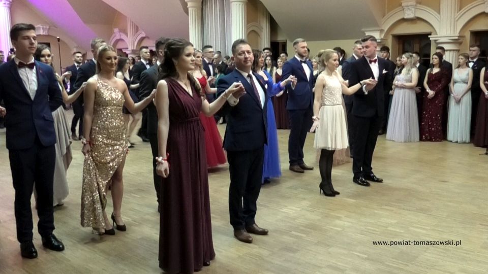 Na zdjęciu: uczestnicy studniówki uczniów klas maturalnych Zespołu Szkół Ponadpodstawowych nr 1 im. Tadeusza Kościuszki w Tomaszowie Mazowieckim, która odbyła się w sobotę, 12 lutego 2022 roku, w Hotelu Górskim w Polichnie Na zdjęciu: uczestnicy studniówki uczniów klas maturalnych Zespołu Szkół Ponadpodstawowych nr 1 im. Tadeusza Kościuszki w Tomaszowie Mazowieckim, która odbyła się w sobotę, 12 lutego 2022 roku, w Hotelu Górskim w Polichnie