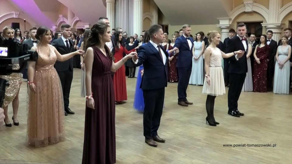 Na zdjęciu: uczestnicy studniówki uczniów klas maturalnych Zespołu Szkół Ponadpodstawowych nr 1 im. Tadeusza Kościuszki w Tomaszowie Mazowieckim, która odbyła się w sobotę, 12 lutego 2022 roku, w Hotelu Górskim w Polichnie Na zdjęciu: uczestnicy studniówki uczniów klas maturalnych Zespołu Szkół Ponadpodstawowych nr 1 im. Tadeusza Kościuszki w Tomaszowie Mazowieckim, która odbyła się w sobotę, 12 lutego 2022 roku, w Hotelu Górskim w Polichnie