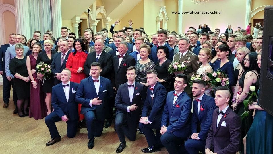 Na zdjęciu: uczestnicy studniówki uczniów klas maturalnych Zespołu Szkół Ponadpodstawowych nr 1 im. Tadeusza Kościuszki w Tomaszowie Mazowieckim, która odbyła się w sobotę, 12 lutego 2022 roku, w Hotelu Górskim w Polichnie Na zdjęciu: uczestnicy studniówki uczniów klas maturalnych Zespołu Szkół Ponadpodstawowych nr 1 im. Tadeusza Kościuszki w Tomaszowie Mazowieckim, która odbyła się w sobotę, 12 lutego 2022 roku, w Hotelu Górskim w Polichnie