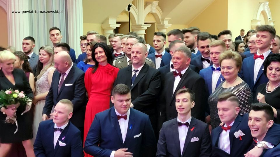 Na zdjęciu: uczestnicy studniówki uczniów klas maturalnych Zespołu Szkół Ponadpodstawowych nr 1 im. Tadeusza Kościuszki w Tomaszowie Mazowieckim, która odbyła się w sobotę, 12 lutego 2022 roku, w Hotelu Górskim w Polichnie Na zdjęciu: uczestnicy studniówki uczniów klas maturalnych Zespołu Szkół Ponadpodstawowych nr 1 im. Tadeusza Kościuszki w Tomaszowie Mazowieckim, która odbyła się w sobotę, 12 lutego 2022 roku, w Hotelu Górskim w Polichnie