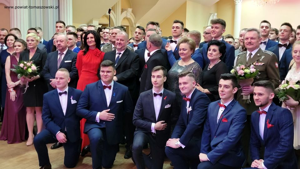 Na zdjęciu: uczestnicy studniówki uczniów klas maturalnych Zespołu Szkół Ponadpodstawowych nr 1 im. Tadeusza Kościuszki w Tomaszowie Mazowieckim, która odbyła się w sobotę, 12 lutego 2022 roku, w Hotelu Górskim w Polichnie Na zdjęciu: uczestnicy studniówki uczniów klas maturalnych Zespołu Szkół Ponadpodstawowych nr 1 im. Tadeusza Kościuszki w Tomaszowie Mazowieckim, która odbyła się w sobotę, 12 lutego 2022 roku, w Hotelu Górskim w Polichnie
