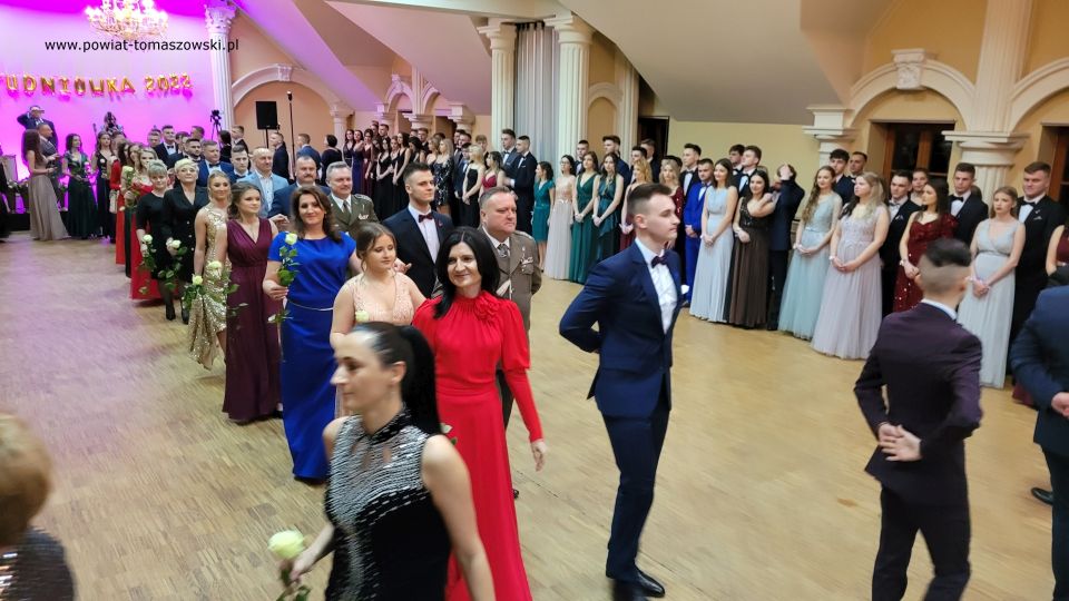 Na zdjęciu: uczestnicy studniówki uczniów klas maturalnych Zespołu Szkół Ponadpodstawowych nr 1 im. Tadeusza Kościuszki w Tomaszowie Mazowieckim, która odbyła się w sobotę, 12 lutego 2022 roku, w Hotelu Górskim w Polichnie Na zdjęciu: uczestnicy studniówki uczniów klas maturalnych Zespołu Szkół Ponadpodstawowych nr 1 im. Tadeusza Kościuszki w Tomaszowie Mazowieckim, która odbyła się w sobotę, 12 lutego 2022 roku, w Hotelu Górskim w Polichnie