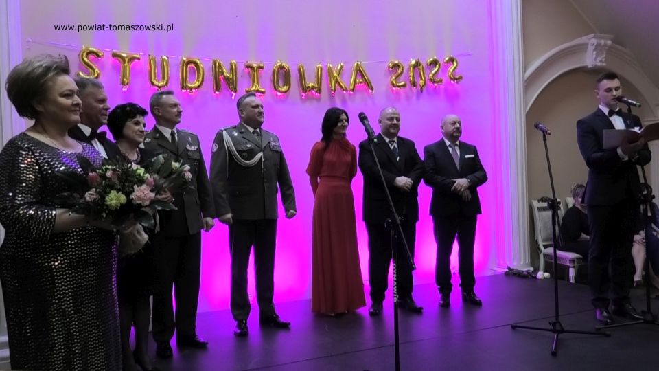 Na zdjęciu: uczestnicy studniówki uczniów klas maturalnych Zespołu Szkół Ponadpodstawowych nr 1 im. Tadeusza Kościuszki w Tomaszowie Mazowieckim, która odbyła się w sobotę, 12 lutego 2022 roku, w Hotelu Górskim w Polichnie Na zdjęciu: uczestnicy studniówki uczniów klas maturalnych Zespołu Szkół Ponadpodstawowych nr 1 im. Tadeusza Kościuszki w Tomaszowie Mazowieckim, która odbyła się w sobotę, 12 lutego 2022 roku, w Hotelu Górskim w Polichnie