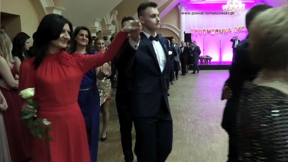 Na zdjęciu: uczestnicy studniówki uczniów klas maturalnych Zespołu Szkół Ponadpodstawowych nr 1 im. Tadeusza Kościuszki w Tomaszowie Mazowieckim, która odbyła się w sobotę, 12 lutego 2022 roku, w Hotelu Górskim w Polichnie Na zdjęciu: uczestnicy studniówki uczniów klas maturalnych Zespołu Szkół Ponadpodstawowych nr 1 im. Tadeusza Kościuszki w Tomaszowie Mazowieckim, która odbyła się w sobotę, 12 lutego 2022 roku, w Hotelu Górskim w Polichnie
