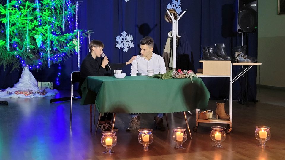 Zdjęcie ze spotkania wigilijnego, które odbyło się w piątek, 17 grudnia 2021 roku w  Zespole Szkół Ponadpodstawowych nr 1 im. Tadeusza Kościuszki w  Tomaszowie Mazowieckim