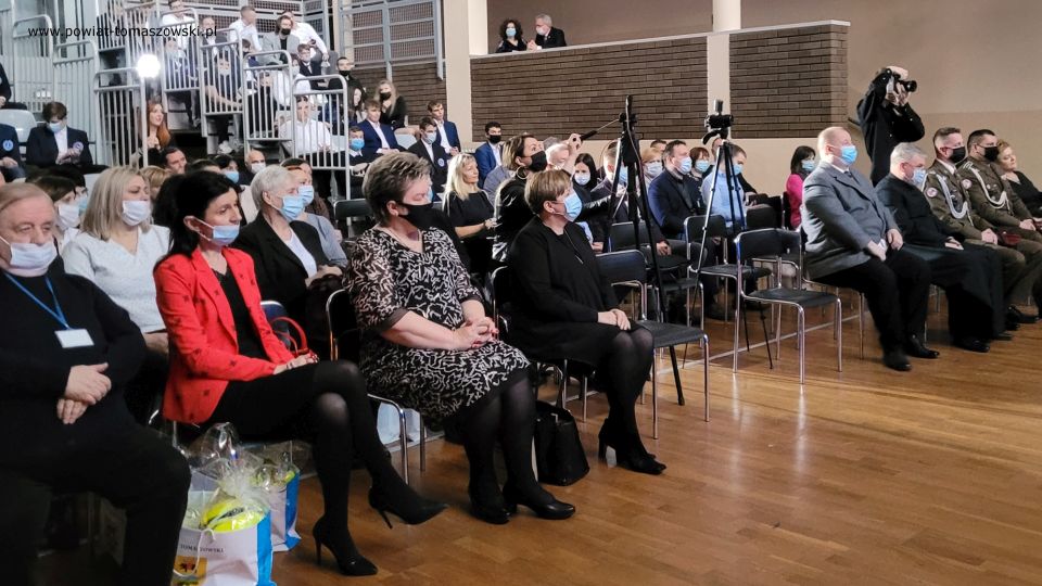 Zdjęcie ze spotkania wigilijnego, które odbyło się w piątek, 17 grudnia 2021 roku w  Zespole Szkół Ponadpodstawowych nr 1 im. Tadeusza Kościuszki w  Tomaszowie Mazowieckim