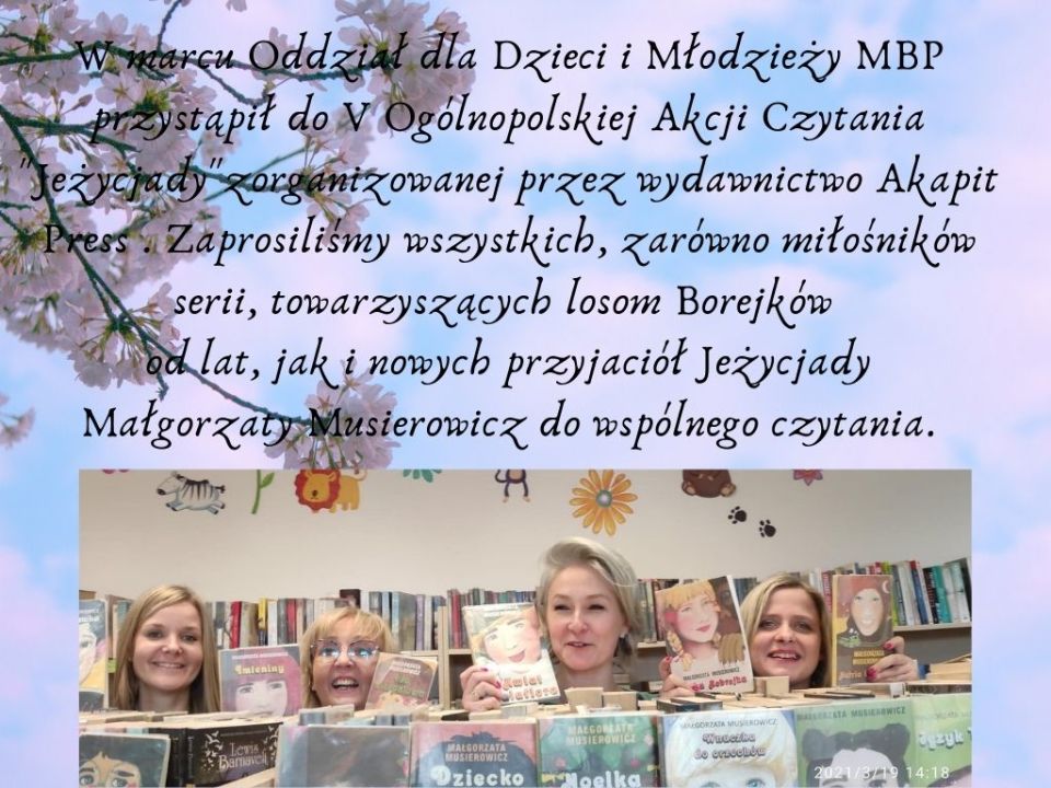 Zdjęcie przedstawiające bibliotekarki z MBP, które trzymają tomy „Jeżycjady” Małgorzaty Musierowicz.