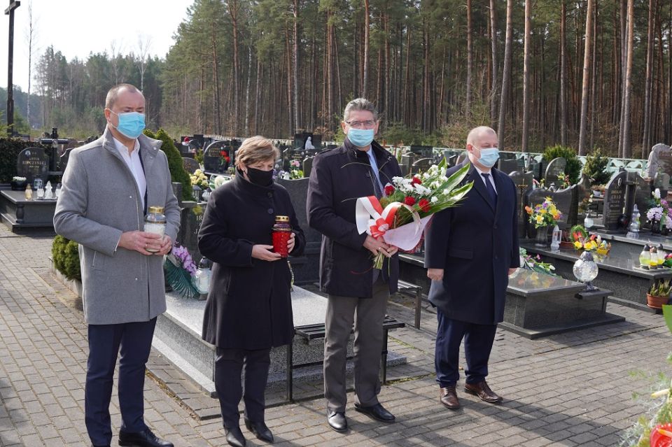 Na zdjęciu: delegacja władz samorządowych powiatu tomaszowskiego w składzie: od prawej: Mariusz Węgrzynowski – Starosta Powiatu Tomaszowskiego, Leszek Ogórek – Wicestarosta Powiatu Tomaszowskiego, Elżbieta Łojszczyk, Michał Czechowicz – członkowie Zarządu Powiatu Tomaszowskiego, podczas składania kwiatów na cmentarzu w Spale na grobie śp. gen. broni Tadeusza Buka – Dowódcy Wojsk Lądowych, który zginął w katastrofie samolotu rządowego na lotnisku pod Smoleńskiem