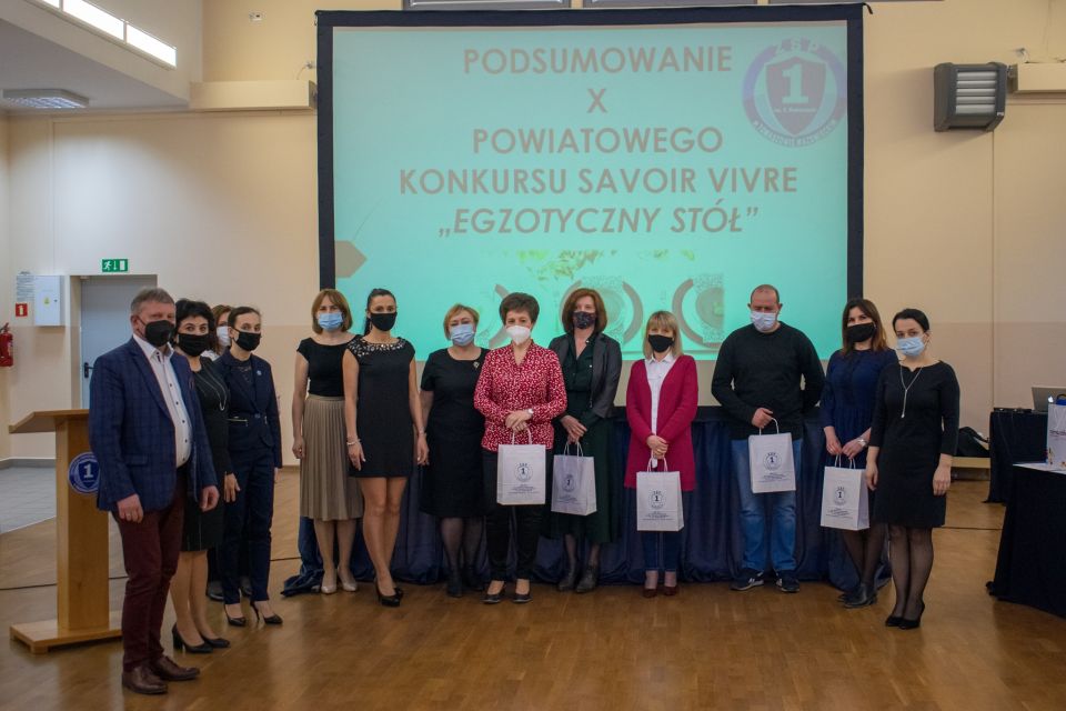 Na zdjęciu: organizatorzy i uczestnicy X edycji Powiatowego Konkursu „Savoir vivre – zasady dobrego wychowania” dla uczniów klas ósmych szkół powiatu tomaszowskiego, organizowanego przez Zespół Szkół Ponadpodstawowych nr 1 im. Tadeusza Kościuszki w Tomaszowie Mazowieckim