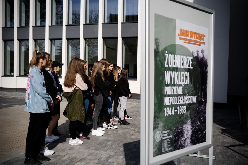 Na zdjęciu: młodzież II LO w Tomaszowie Mazowieckim podczas zwiedzania wystawy „Witold Pilecki – ochotnik do Auschwitz”, znajdującej się w Powiatowym Centrum Animacji Społecznej Na zdjęciu: młodzież II LO w Tomaszowie Mazowieckim podczas zwiedzania wystawy „Witold Pilecki – ochotnik do Auschwitz”, znajdującej się w Powiatowym Centrum Animacji Społecznej