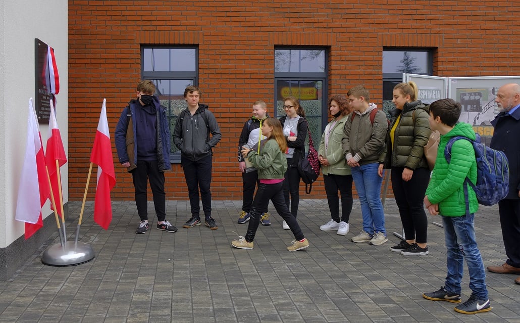 Na zdjęciu: zwiedzanie wystawy poświęconej Witoldowi Pileckiemu, patronowi Powiatowego Centrum Animacji Społecznej w  Tomaszowie Mazowieckim przez uczniów i nauczycieli z Katolickiej Szkoły w Tomaszowie Mazowieckim