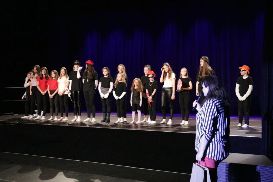 Na zdjęciu: Spektakl w reżyserii Joanny Domalik-Dróżdż "Pociąg do poezji" w ramach cyklu "Opowiem Ci bajkę" w Powiatowym Centrum Animacji Społecznej w Tomaszowie Mazowieckim, zaprezentowany 29 czerwca 2021 roku 