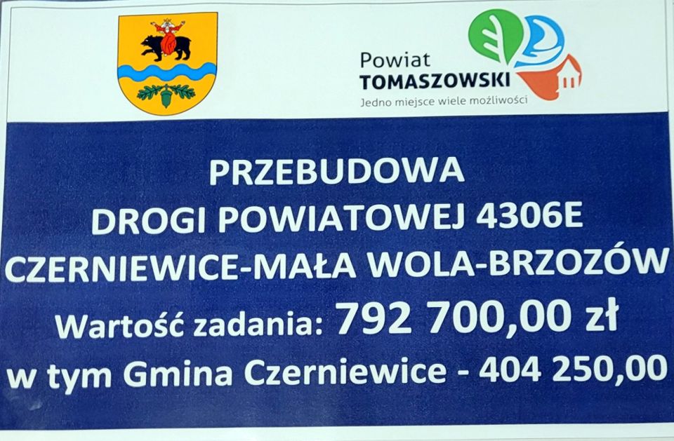 Na zdjęciu: baner zadania Przebudowa układu komunikacyjnego w celu poprawy bezpieczeństwa w ruchu drogi powiatowej nr 4306E Czerniewice – Mała Wola - Brzozów  Wartość zadania; 792 700 zł, w tym Gmina Czerniewice 404 250 złotych