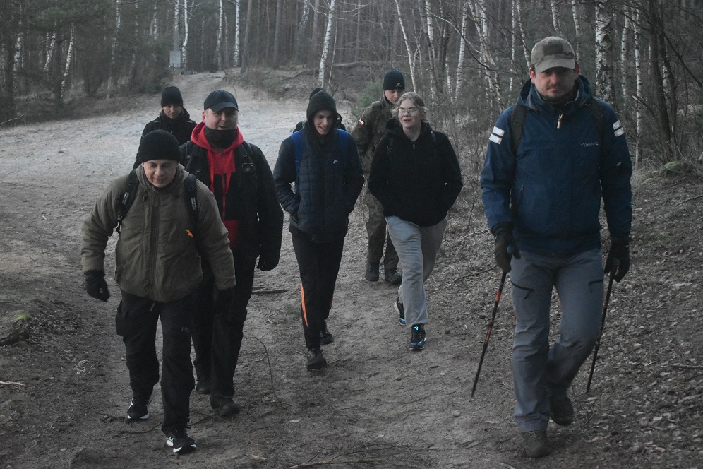 Zdjęcie z pieszego rajdu wokół Zalewu Sulejowskiego, zorganizowanego przez Szkolne Koło Turystyczno-Krajoznawcze w Zespole Szkół Ponadpodstawowych nr 8 przy ulicy Nadrzecznej, w 80. rocznicę utworzenia Armii Krajowej, który odbył się w poniedziałek, 14 lutego 2022 roku Zdjęcie z pieszego rajdu wokół Zalewu Sulejowskiego, zorganizowanego przez Szkolne Koło Turystyczno-Krajoznawcze w Zespole Szkół Ponadpodstawowych nr 8 przy ulicy Nadrzecznej, w 80. rocznicę utworzenia Armii Krajowej, który odbył się w poniedziałek, 14 lutego 2022 roku