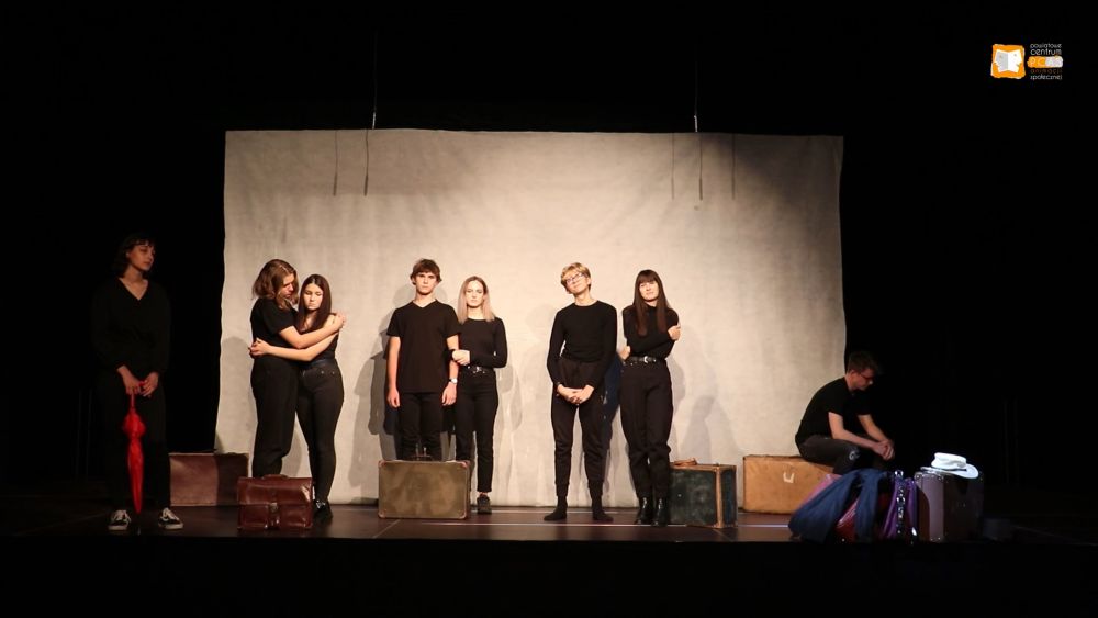 Zdjęcie ze spektaklu „Przychodzimy, odchodzimy” w wykonaniu artystów Teatru PCAS
