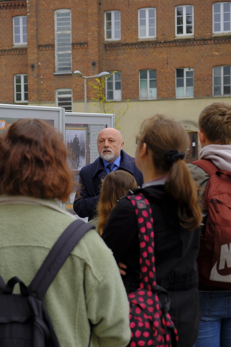 Na zdjęciu: zwiedzanie wystawy poświęconej Witoldowi Pileckiemu, patronowi Powiatowego Centrum Animacji Społecznej w  Tomaszowie Mazowieckim przez uczniów i nauczycieli z Katolickiej Szkoły w Tomaszowie Mazowieckim