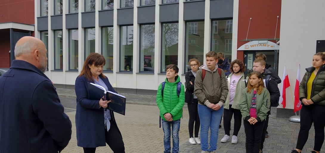 Na zdjęciu: zwiedzanie wystawy poświęconej Witoldowi Pileckiemu, patronowi Powiatowego Centrum Animacji Społecznej w  Tomaszowie Mazowieckim przez uczniów i nauczycieli z Katolickiej Szkoły w Tomaszowie Mazowieckim