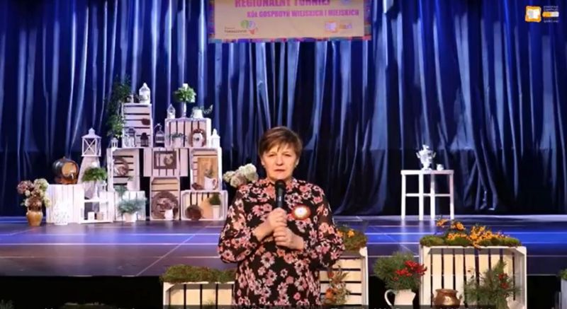 Na zdjęciu: Elżbieta Łojszczyk – członek Zarządu Powiatu Tomaszowskiego w Tomaszowie Mazowieckim podczas uroczystego rozpoczęcia IV Turnieju Kół Gospodyń Wiejskich i Miejskich, organizowanego przez Powiatowe Centrum Animacji Społecznej w Tomaszowie Mazowieckim – przewodnicząca jury Turnieju Uroczyste otwarcie IV Turnieju Kół Gospodyń Wiejskich i Miejskich