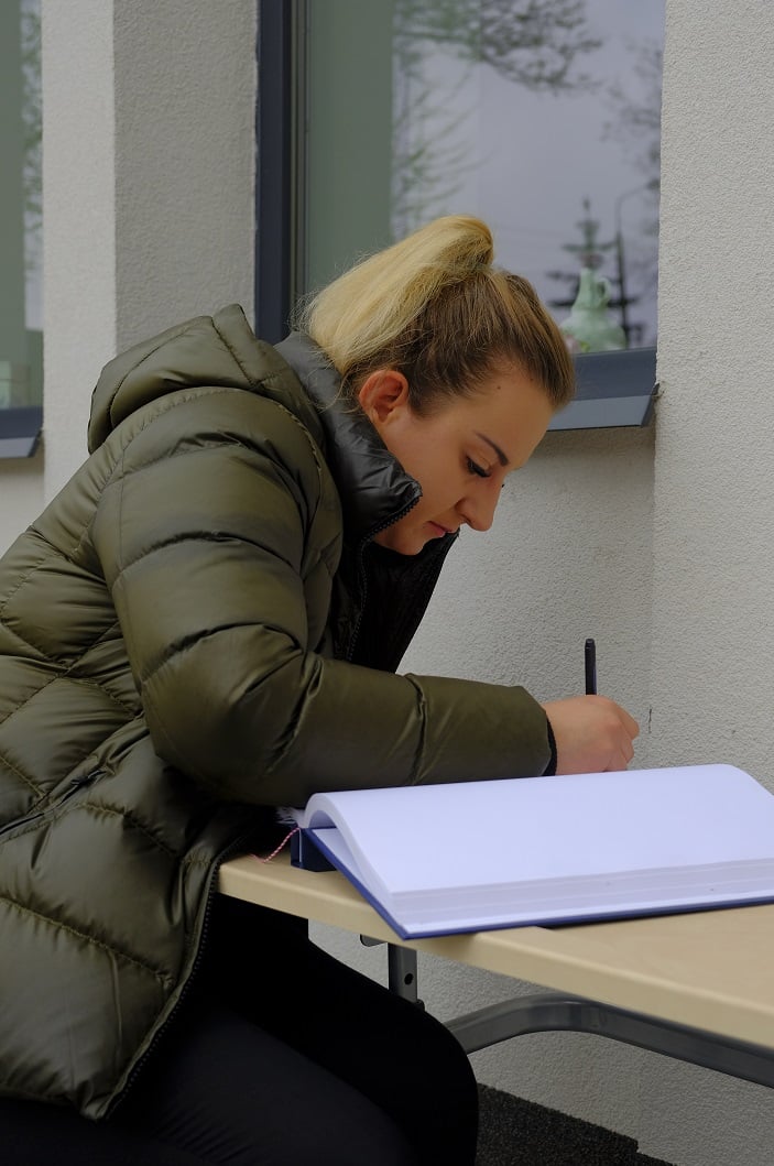 Na zdjęciu: zwiedzanie wystawy poświęconej Witoldowi Pileckiemu, patronowi Powiatowego Centrum Animacji Społecznej w  Tomaszowie Mazowieckim przez uczniów i nauczycieli z Katolickiej Szkoły w Tomaszowie Mazowieckim