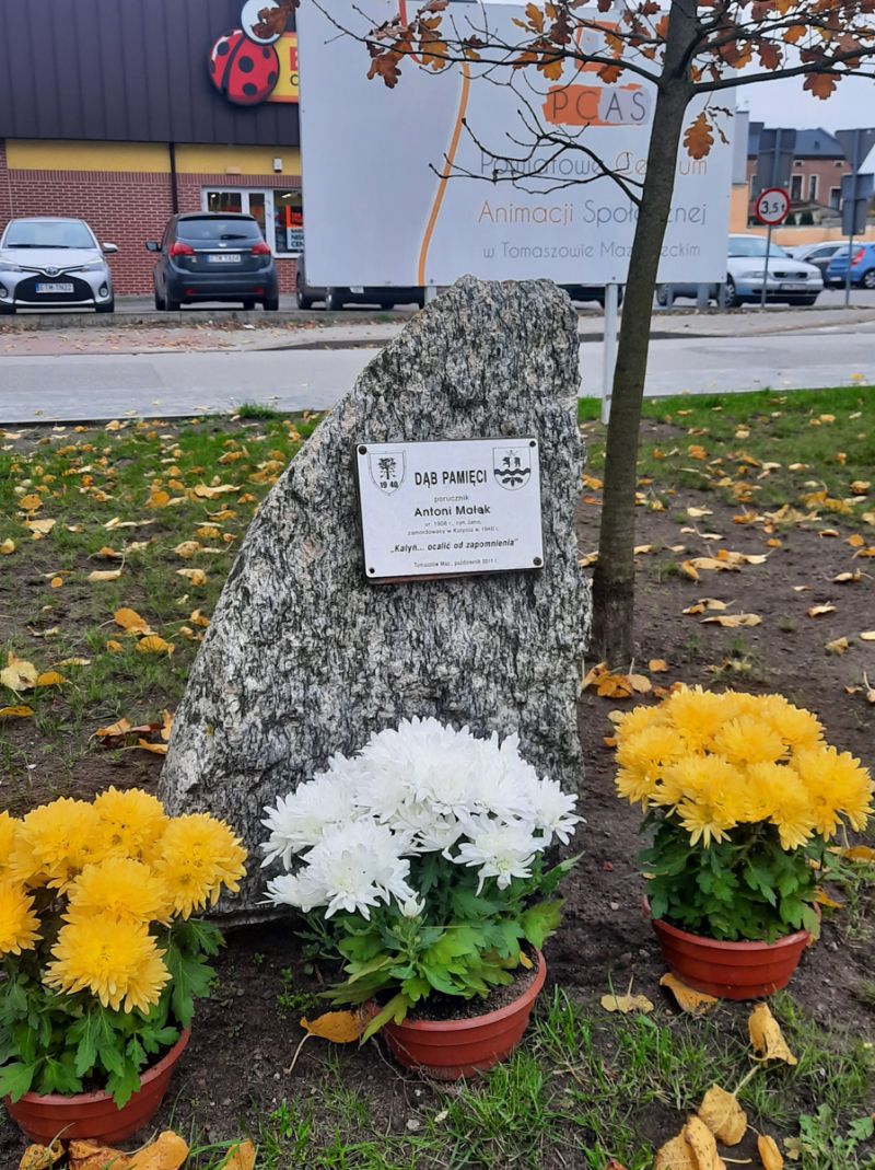 Powiatowe Centrum Animacji Społecznej złożyło kwiaty w miejscach pamięci w powiecie tomaszowskim