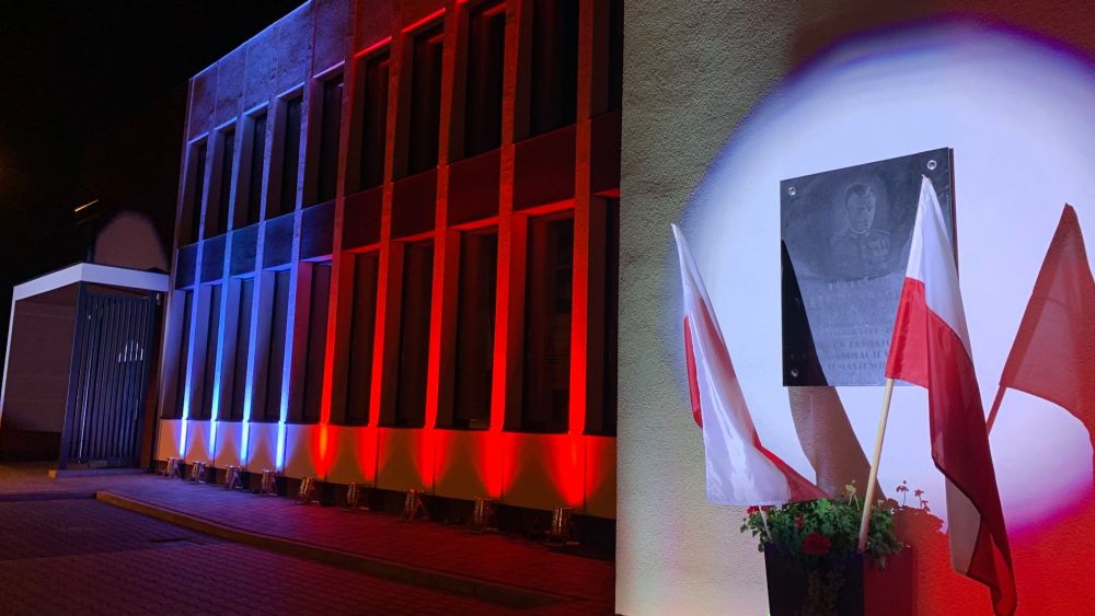 Na zdjęciu: biało-czerwona iluminacja na budynku Powiatowego Centrum Animacji Społecznej w Tomaszowie Mazowieckim przy ulicy Farbiarskiej 20/24 z okazji narodowego Święta Niepodległości 11 listopada 2020 roku Biało-czerwona iluminacja na budynku PCAS - dla Niepodległej