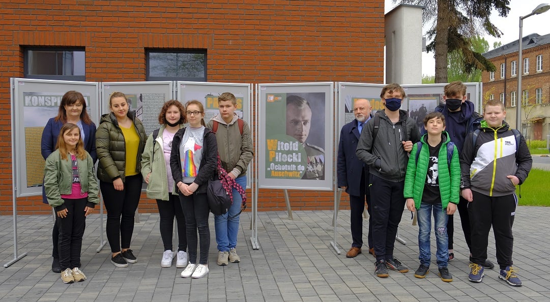 Na zdjęciu: zwiedzanie wystawy poświęconej Witoldowi Pileckiemu, patronowi Powiatowego Centrum Animacji Społecznej w  Tomaszowie Mazowieckim przez uczniów i nauczycieli z Katolickiej Szkoły w Tomaszowie Mazowieckim