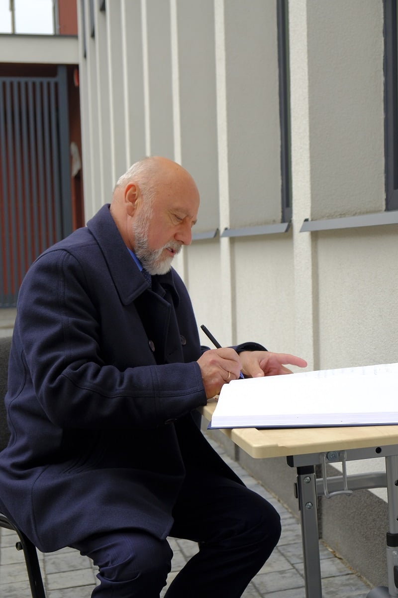 Na zdjęciu: zwiedzanie wystawy poświęconej Witoldowi Pileckiemu, patronowi Powiatowego Centrum Animacji Społecznej w  Tomaszowie Mazowieckim przez uczniów i nauczycieli z Katolickiej Szkoły w Tomaszowie Mazowieckim