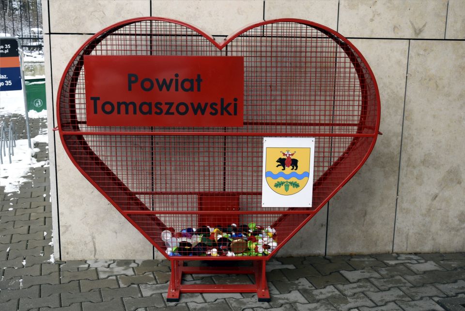 Na zdjęciu: pojemnik w kształcie serca, do którego każdy może wrzucić plastikowe nakrętki. Pojemnik znajduje się przy siedzibie Starostwa Powiatowego w Tomaszowie Mazowieckim Powiat zakupił pojemniki na plastikowe nakrętki