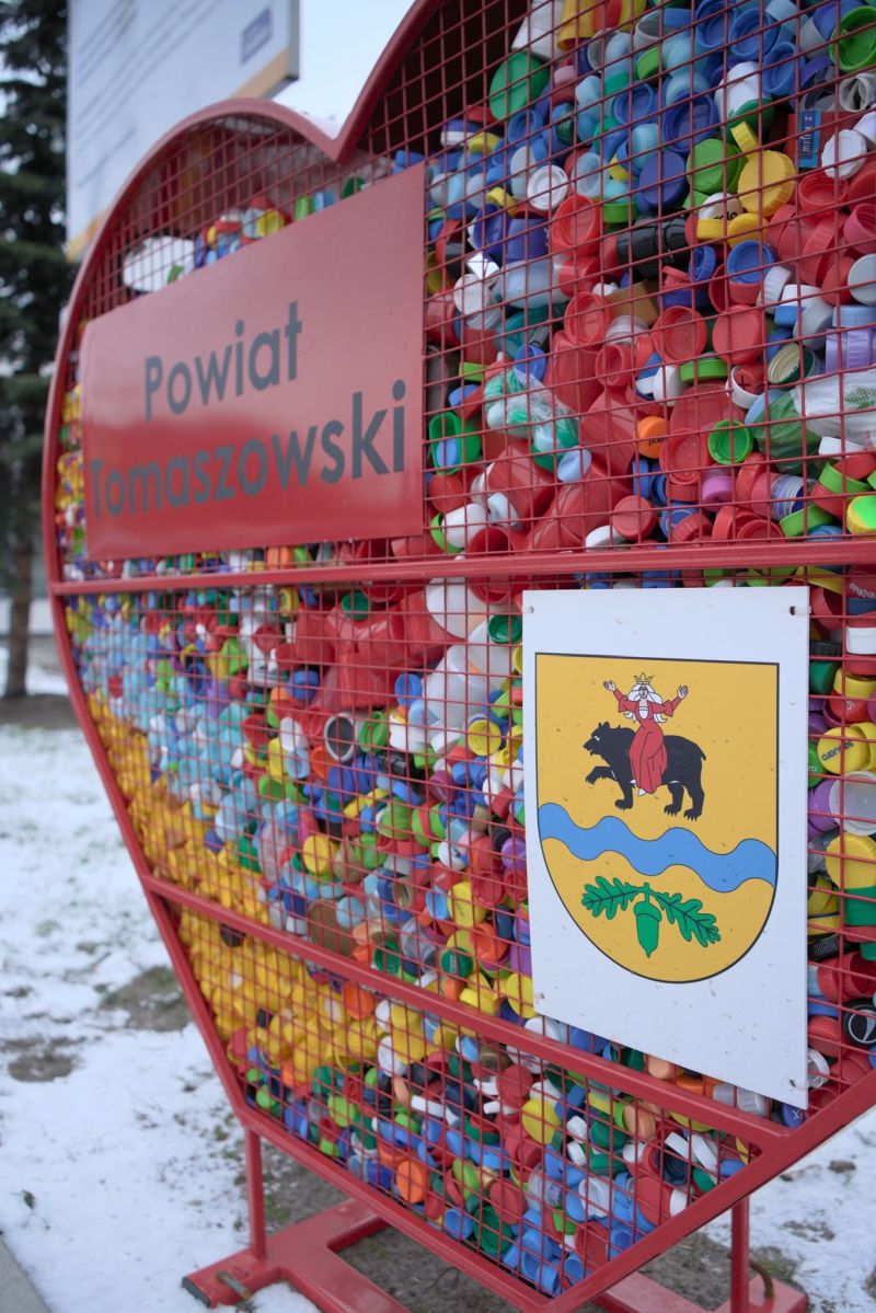 Serce przy Powiatowym Centrum Animacji Społecznej pełne nakrętek 