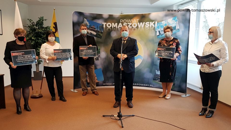 Na zdjęciu: od lewej: Elżbieta Łojszczyk – członek Zarządu Powiatu Tomaszowskiego, Elżbieta Rudzka – dyrektor Zarządu Dróg Powiatowych, Leszek Ogórek – Wicestarosta Powiatu Tomaszowskiego, Mariusz Węgrzynowski – Starosta Powiatu Tomaszowskiego, Wacława Bąk – Przewodnicząca Rady Powiatu Tomaszowskiego, Beata Zysiak – Skarbnik Powiatu Tomaszowskiego, podczas konferencji prasowej, któ®a odbyła się 23 kwietnia 2021 roku, w sali konferencyjnej Starostwa Powiatowego w Tomaszowie Mazowieckim, dotycząca pozyskanych środków finansowych w kwocie 8 064 968 złotych z rządowego Funduszu Rozwoju Dróg