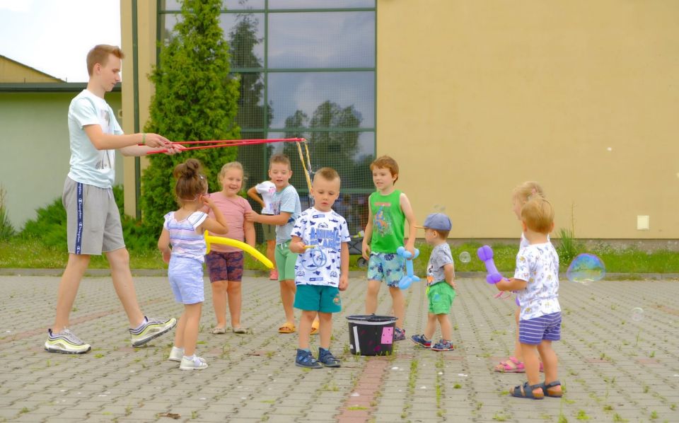 Na zdjęciu: zdjęcie z zabawy dla dzieci zorganizowanej 26 lipca 2021 roku na terenie Szkoły Podstawowej nr 7 w Tomaszowie Mazowieckim przez Powiatowe Centrum Animacji Społecznej  w ramach wydarzenia "PCAS na twoim podwórku"
