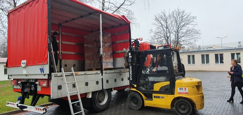 Na zdjęciu: ładowany towar dla Tomaszowskiego Centrum Zdrowia od Marszałka Województwa Łódzkiego, Grzegorza Schreibera, w ramach przeciwdziałania skutkom covid-19 Na zdjęciu: ładowany towar dla Tomaszowskiego Centrum Zdrowia od Marszałka Województwa Łódzkiego, Grzegorza Schreibera, w ramach przeciwdziałania skutkom covid-19