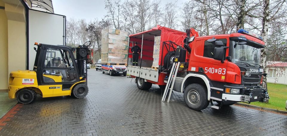 Na zdjęciu: ładowany towar dla Tomaszowskiego Centrum Zdrowia od Marszałka Województwa Łódzkiego, Grzegorza Schreibera, w ramach przeciwdziałania skutkom covid-19 Na zdjęciu: ładowany towar dla Tomaszowskiego Centrum Zdrowia od Marszałka Województwa Łódzkiego, Grzegorza Schreibera, w ramach przeciwdziałania skutkom covid-19