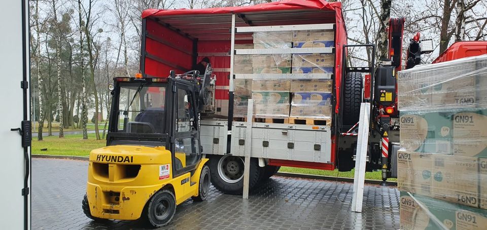 Na zdjęciu: ładowany towar dla Tomaszowskiego Centrum Zdrowia od Marszałka Województwa Łódzkiego, Grzegorza Schreibera, w ramach przeciwdziałania skutkom covid-19 Na zdjęciu: ładowany towar dla Tomaszowskiego Centrum Zdrowia od Marszałka Województwa Łódzkiego, Grzegorza Schreibera, w ramach przeciwdziałania skutkom covid-19