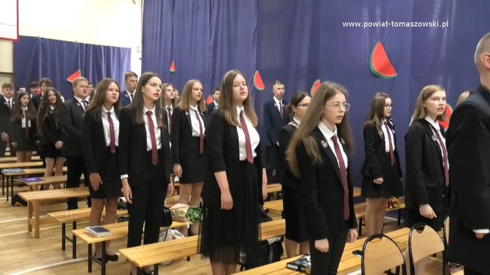 zdjęcie z uroczystości zakończenia roku szkolnego 2020/2021 w II Liceum Ogólnokształcącym im. Stefana Żeromskiego w Tomaszowie Mazowieckim